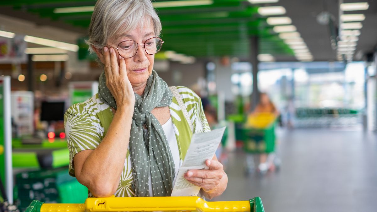 una anciana con la compra en el supermercado
