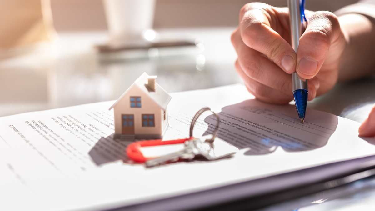 Una persona firmando documentos