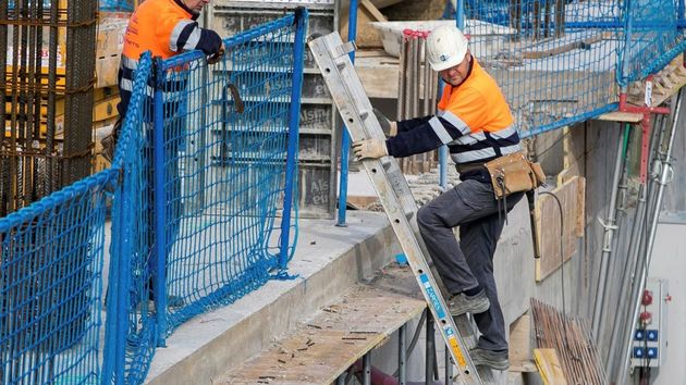 Un hombre de 58 años es despedido después de que se le cayese una viga encima trabajando: ahora deben pagarle 25.000 euros de indemnización