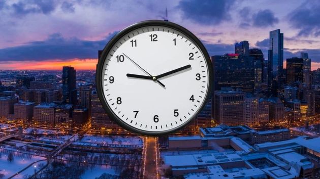 Un reloj sobre una ciudad