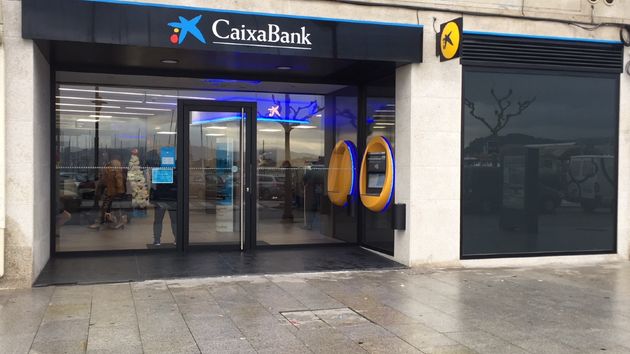 Caixabank regala 250 euros en efectivo, un Aspirador Dyson V123 o un Samsung Galaxy S24 por cumplir este requisito