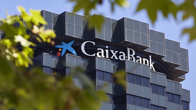 Un empleado de CaixaBank con 32 años de antigüedad es despedido por sacar dinero en efectivo de los clientes sin su consentimiento y pierde 246.312 euros de indemnización: es procedente
