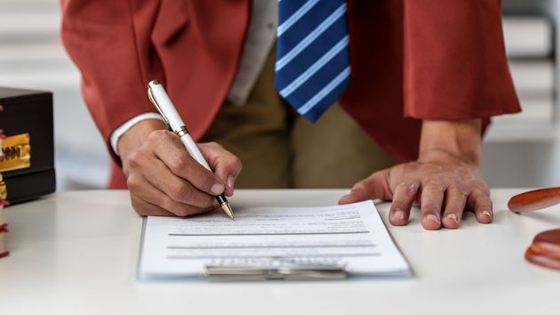 El error de unos padres al donar sus viviendas en vida: ahora un hijo tiene que compensar al otro con 50.000 euros