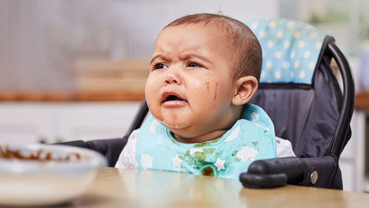 Un bebé llorando en una trona