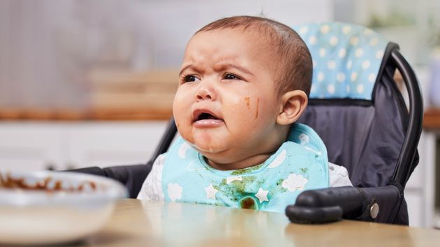 Un hombre paga 66 euros por sentar a su hijo de un año en una trona en el restaurante: “no es un peluche y tiene que pagar”