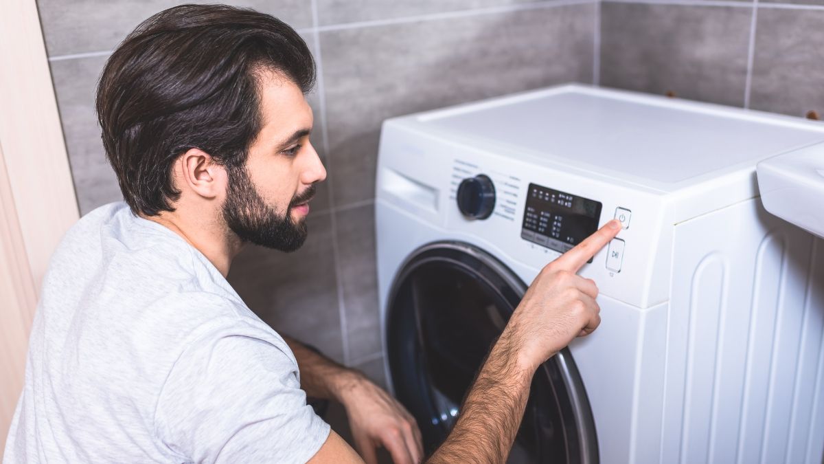 Hombre poniendo lavadora