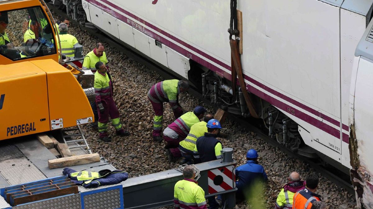 unos trabajadores intentando restablecer el servicio de tren