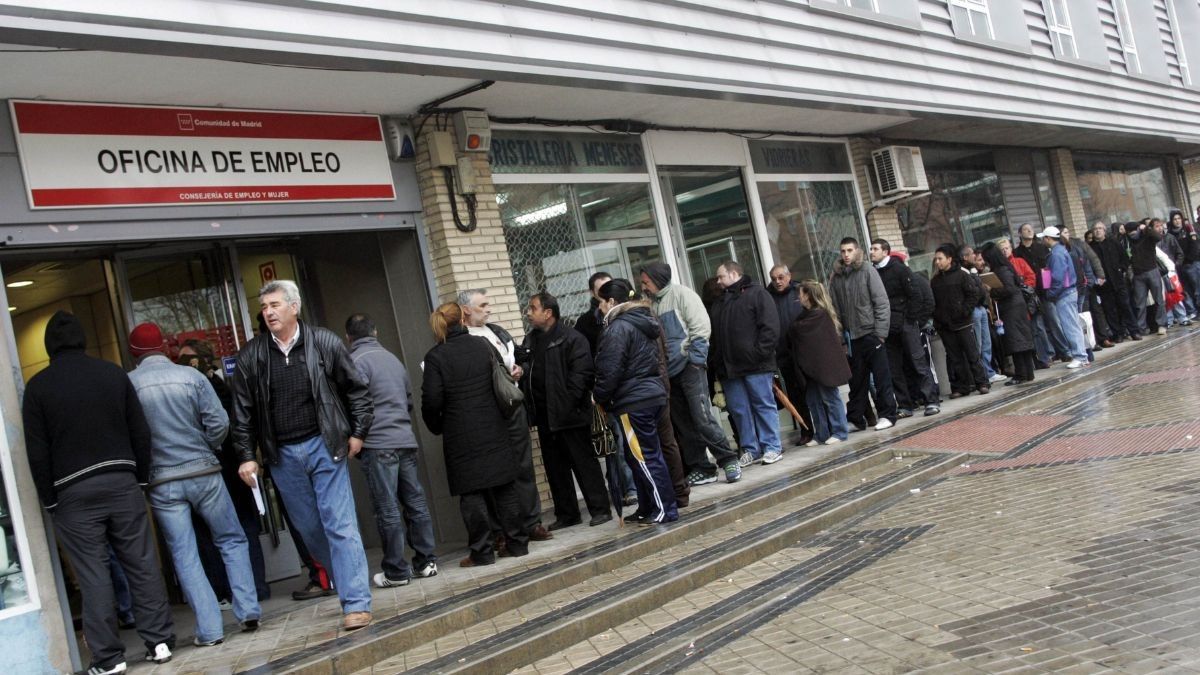 Personas haciendo cola en un oficina de empleo