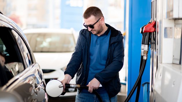 La DGT puede multarte por echar gasolina al coche tú mismo en estaciones de servicio y gasolineras