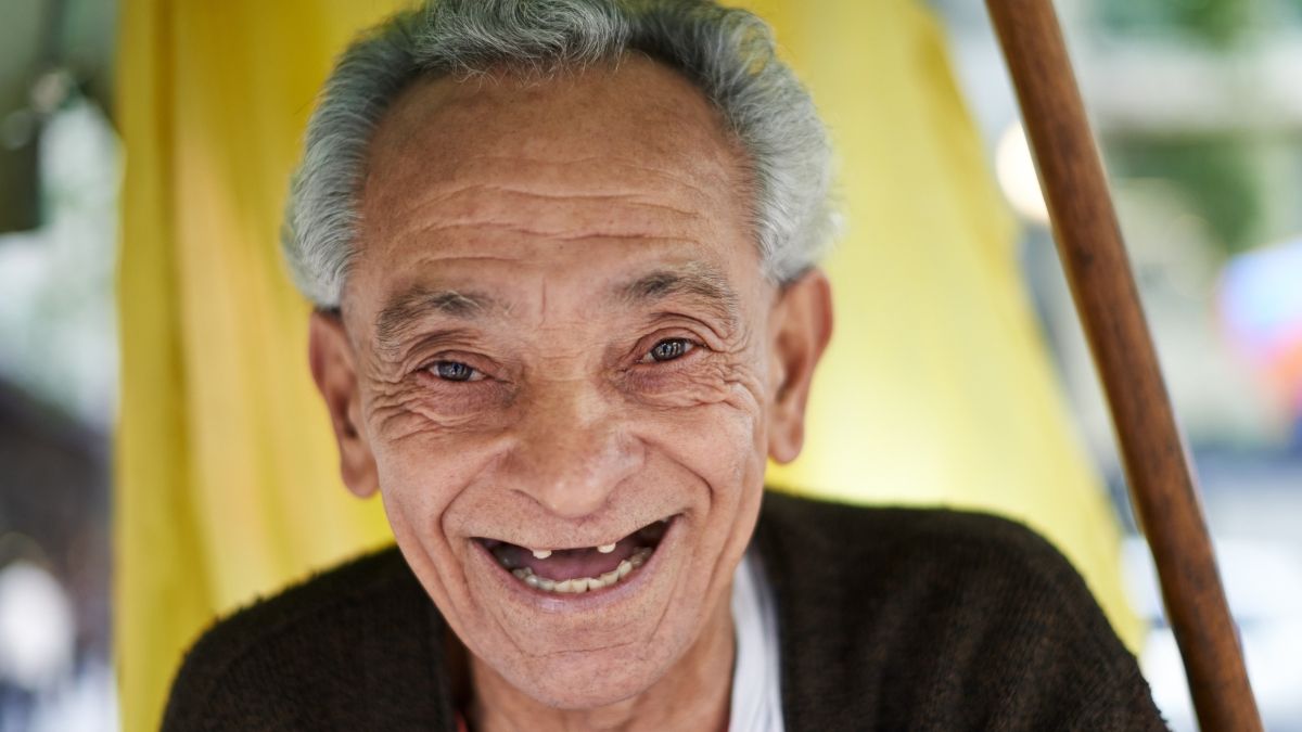 Un jubilado sonriendo