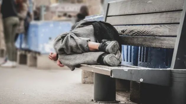 Elena (59 años) vive en la calle con una pensión de 346 euros: “duermo con la mochila como almohada porque me lo roban todo”