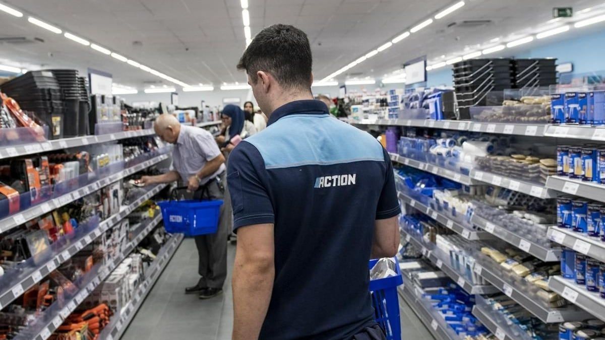 Empleado de Action en el pasillo 