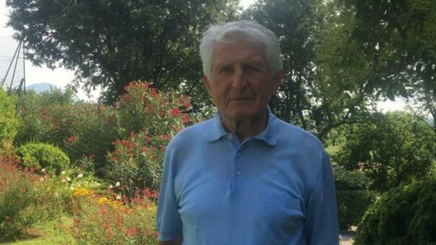 Un profesor de 92 años reúne a 100 de sus antiguos alumnos: "Mis días están contados, pero este es uno de los más felices"