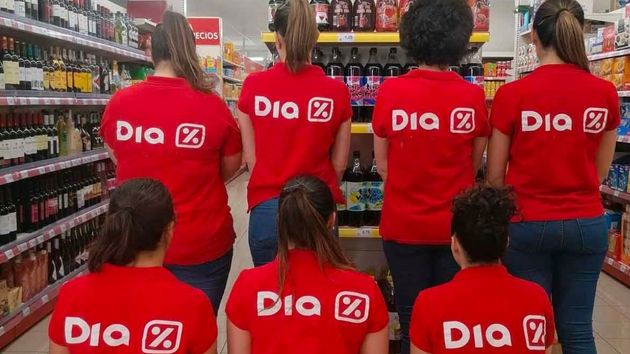 Despedida una cajera de supermercado por llevarse tampones, café y agua escondidos en bolsas de basura: es procedente