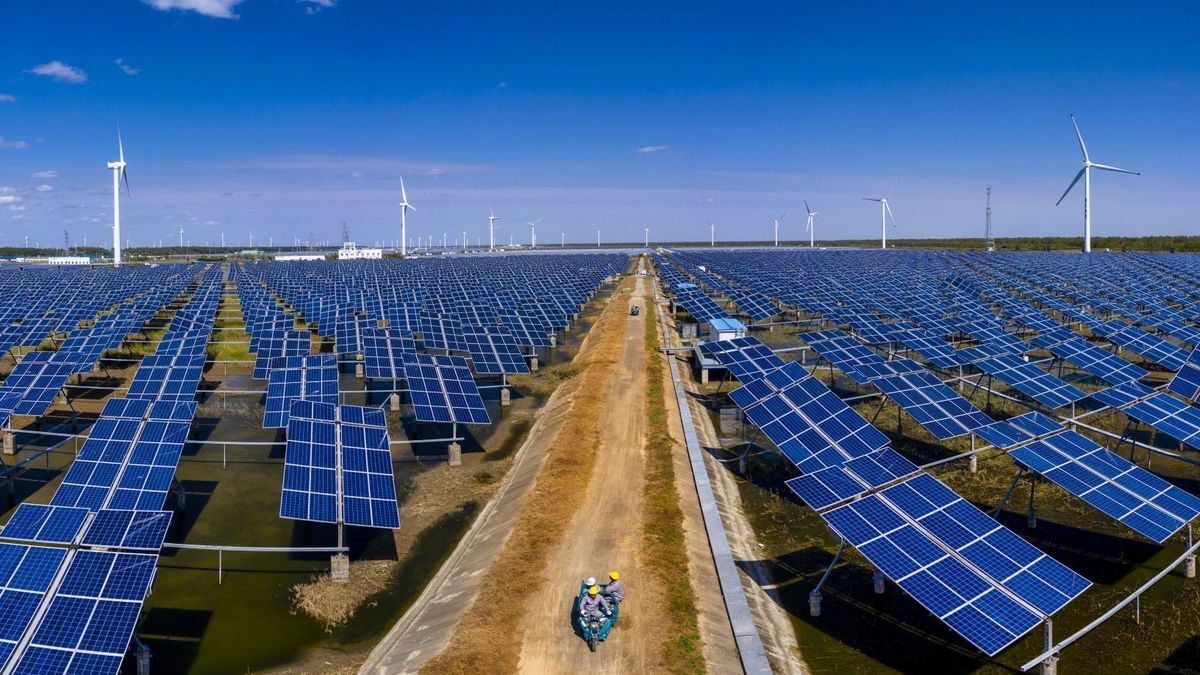 Foto de archivo de un parque híbrido de eólica y fotovoltaica
