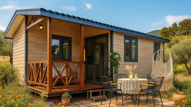 La casa prefabricada con terraza y dos habitaciones totalmente amueblada y con cocina equipada que se vende a un precio único