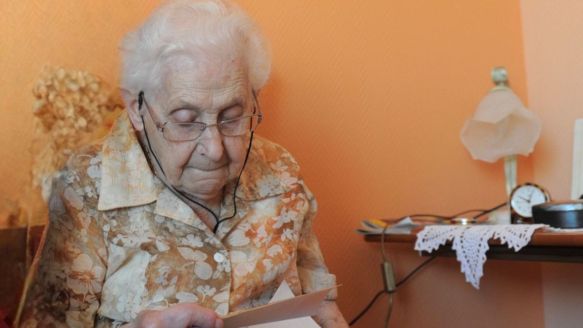 anciana leyendo carta