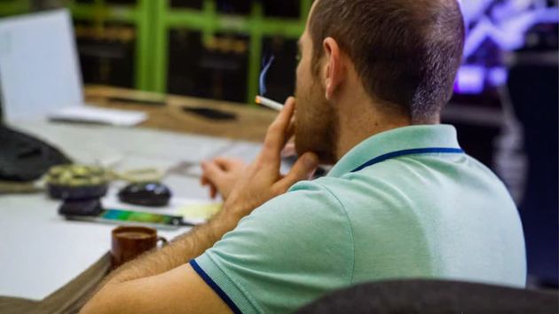 Lo despiden tras fumar un cigarro “sospechoso” y acaba con el despido anulado y una indemnización de más de 32.000 euros