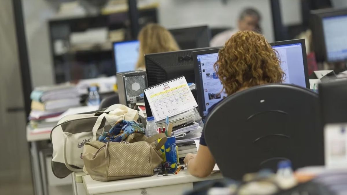 Una administrativa trabajando en una oficina