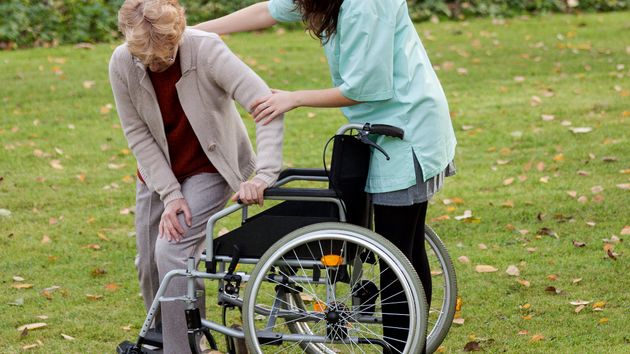 Una cuidadora de personas dependientes es despedida por quitar comida a los residentes, no darles la medicación e incluso llegar a quemar en la ducha a una interna: es procedente