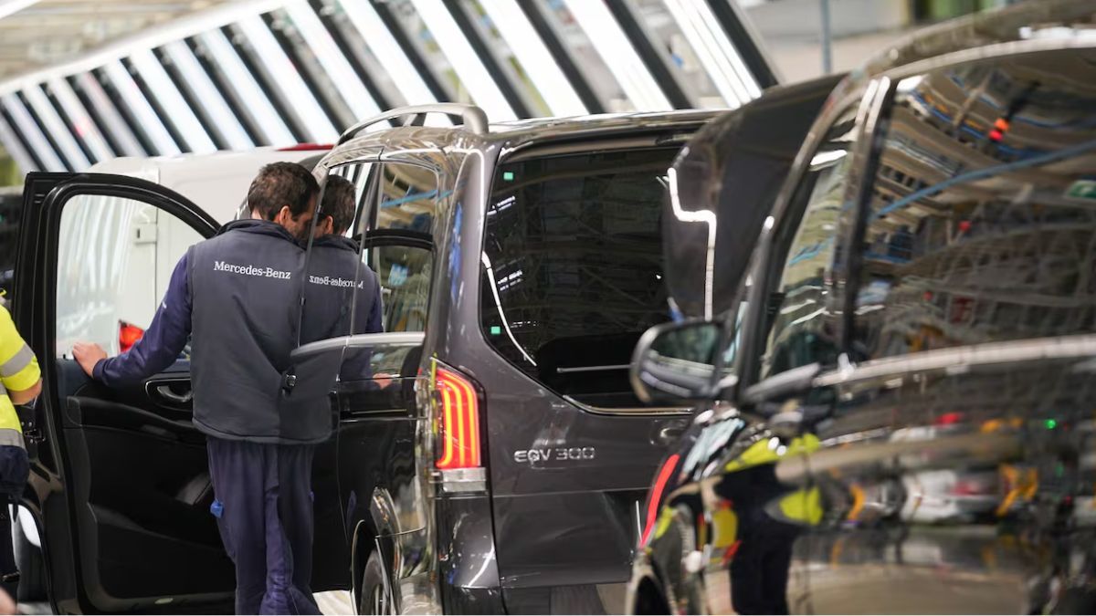 Un trabajador de Mercedes Benz abriendo la puerta del coche