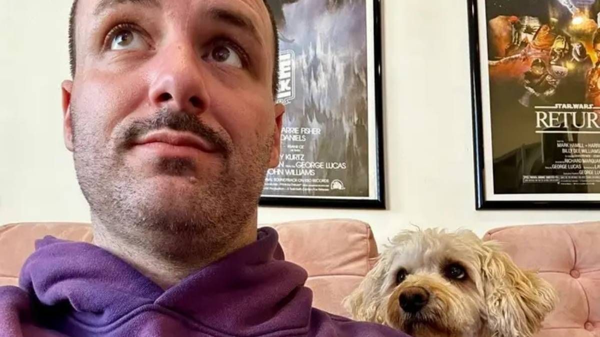 el joven con su perro en casa