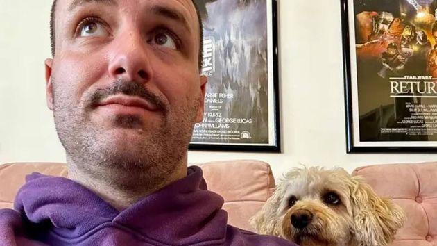 Un hombre perdió su trabajo en tecnología a los 37 años y tuvo que volver a vivir con sus padres: “Me dio vergüenza, pero sobre todo, estoy agradecido”