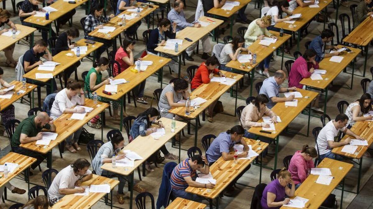 Un grupo de alumnos examinándose en un aula