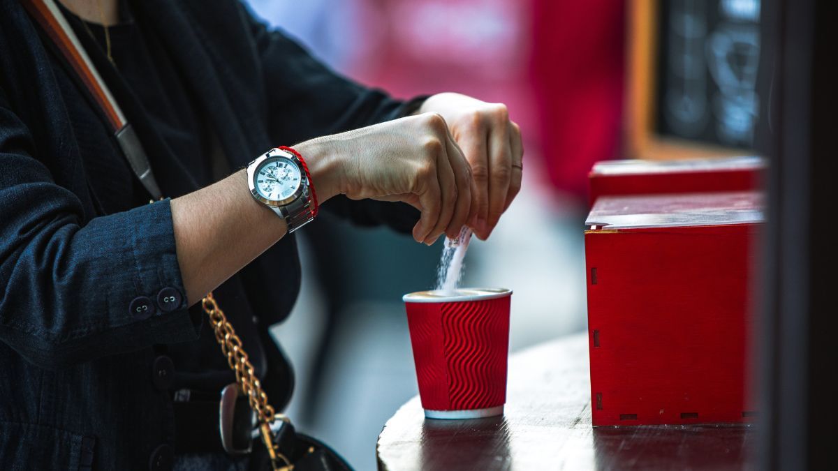 Una mujer tomando café