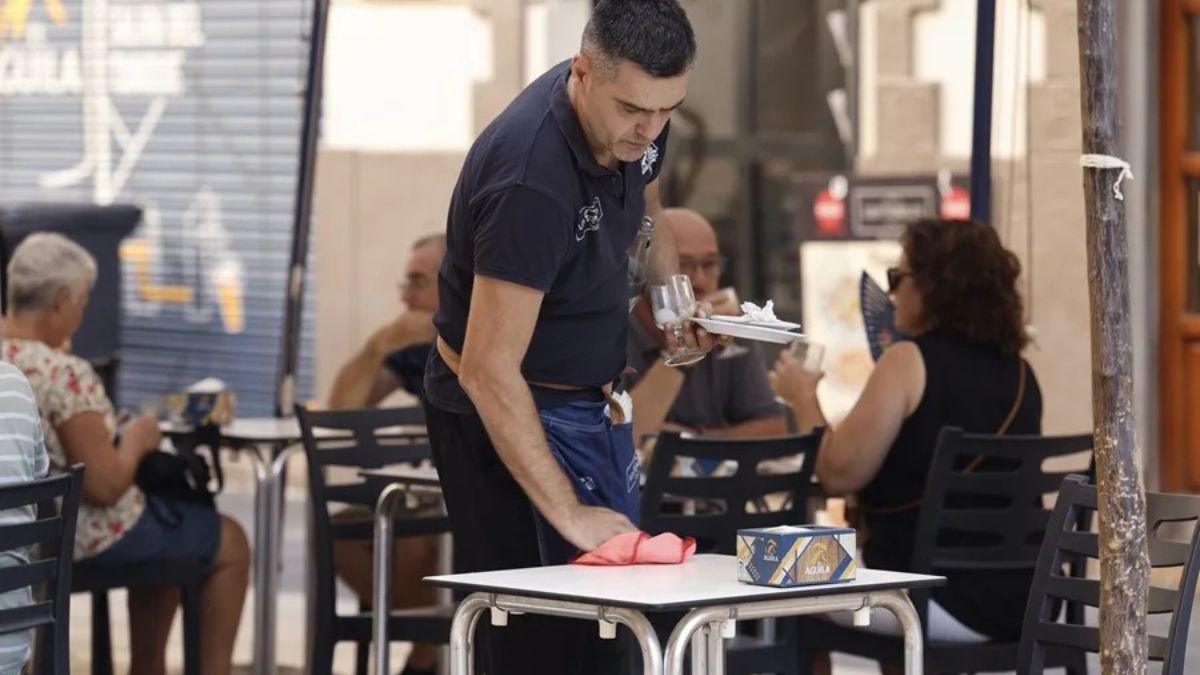 Un trabajador de hostelería 