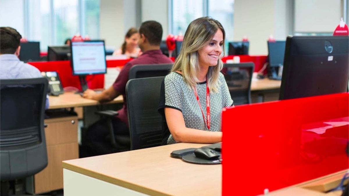 Una trabajadora de Mapfre sentada delante de un ordenador