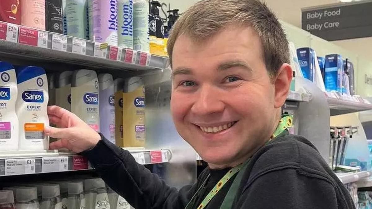 Tom, de 28 años, trabajando en la tienda