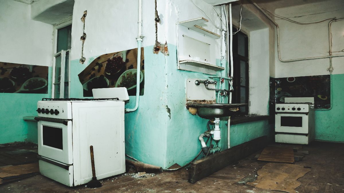 La cocina de una casa en mal estado