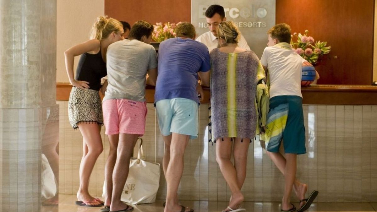 Recepcionista con turistas