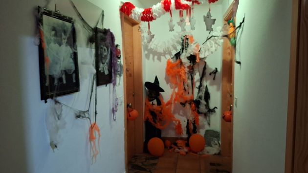 La Ley de Propiedad Horizontal lo confirma: la comunidad de vecinos puede prohibirte decorar las zonas comunes del edificio en Halloween