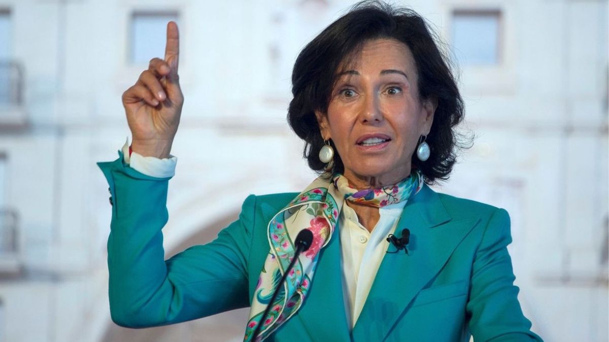 Ana Botín señala al cielo