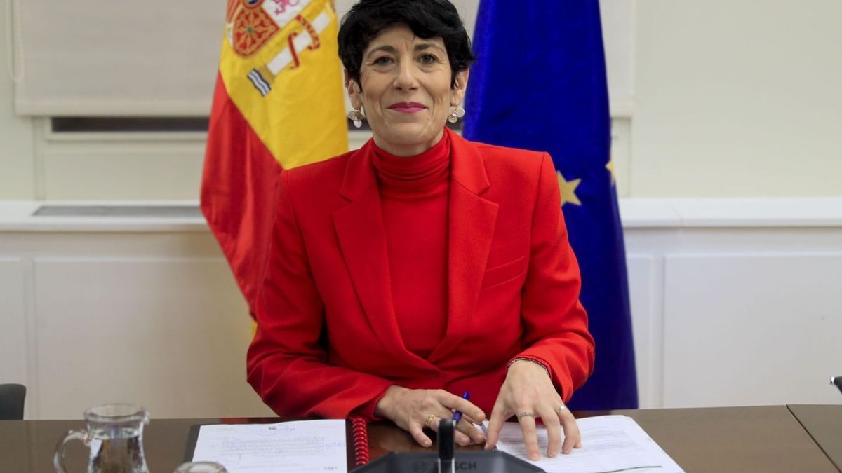 La ministra de Seguridad Social sentada en una mesa