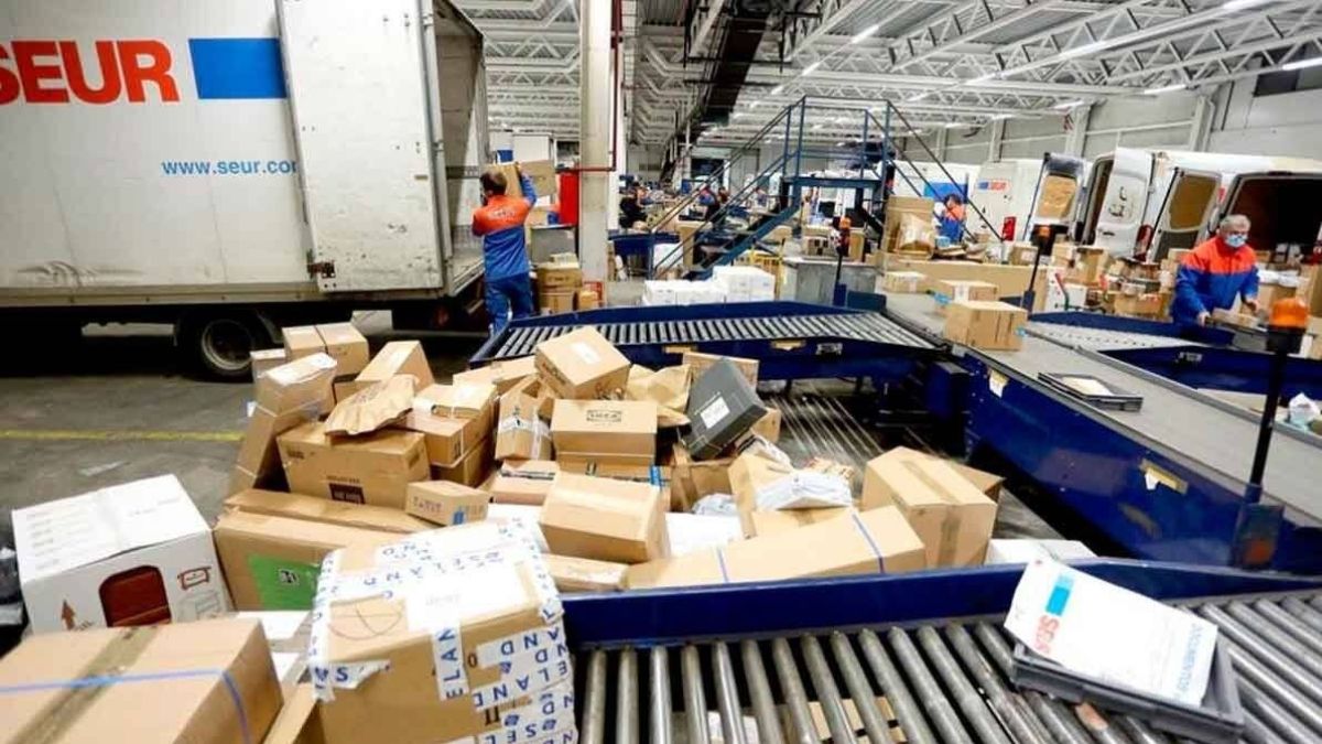 Varios trabajadores en un almacén de SEUR