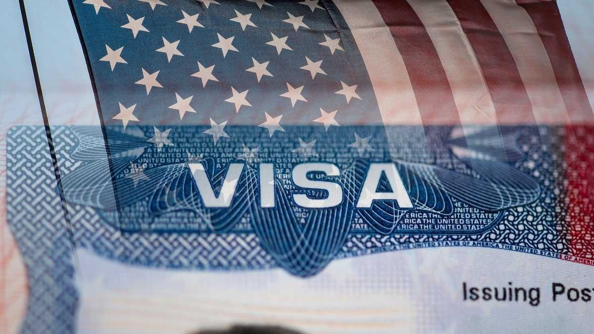 Una visa americana con la bandera de EEUU