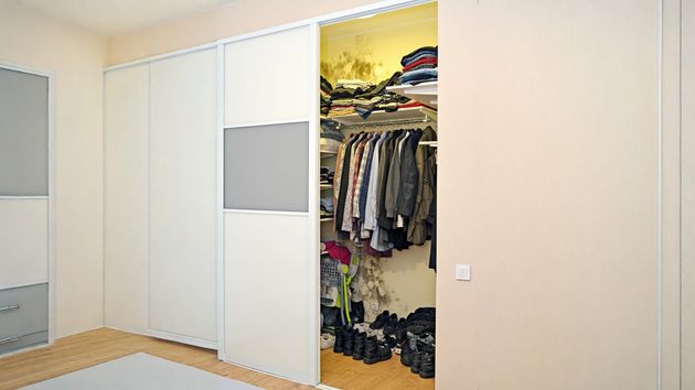 Una pareja demanda a la comunidad porque las filtraciones de la fachada causaron humedad en su armario: la justicia dice que es por no ventilar bien y se quedan sin indemnización