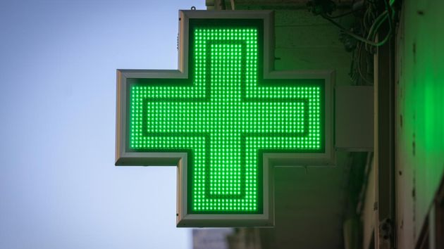 Despiden a una mujer después de 27 años trabajando como técnica en una farmacia por no tener titulación y ahora su jefe tiene que pagarle 34.800 euros por no comprobar su titulación