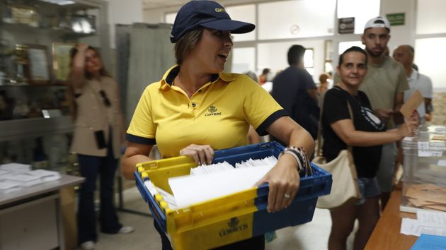 Correos pone en marcha su programa de prejubilaciones para renovar el personal, según CCOO