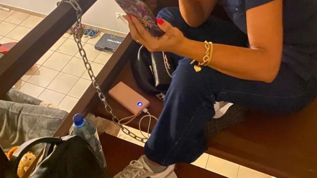 Unos caseros se encadenan en su propia vivienda hartos de que el inquilino no les pagara el alquiler: “dejó claro que no pensaba irse”