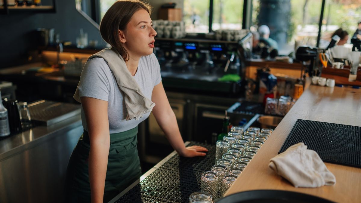 Una camarera detrás de la barra