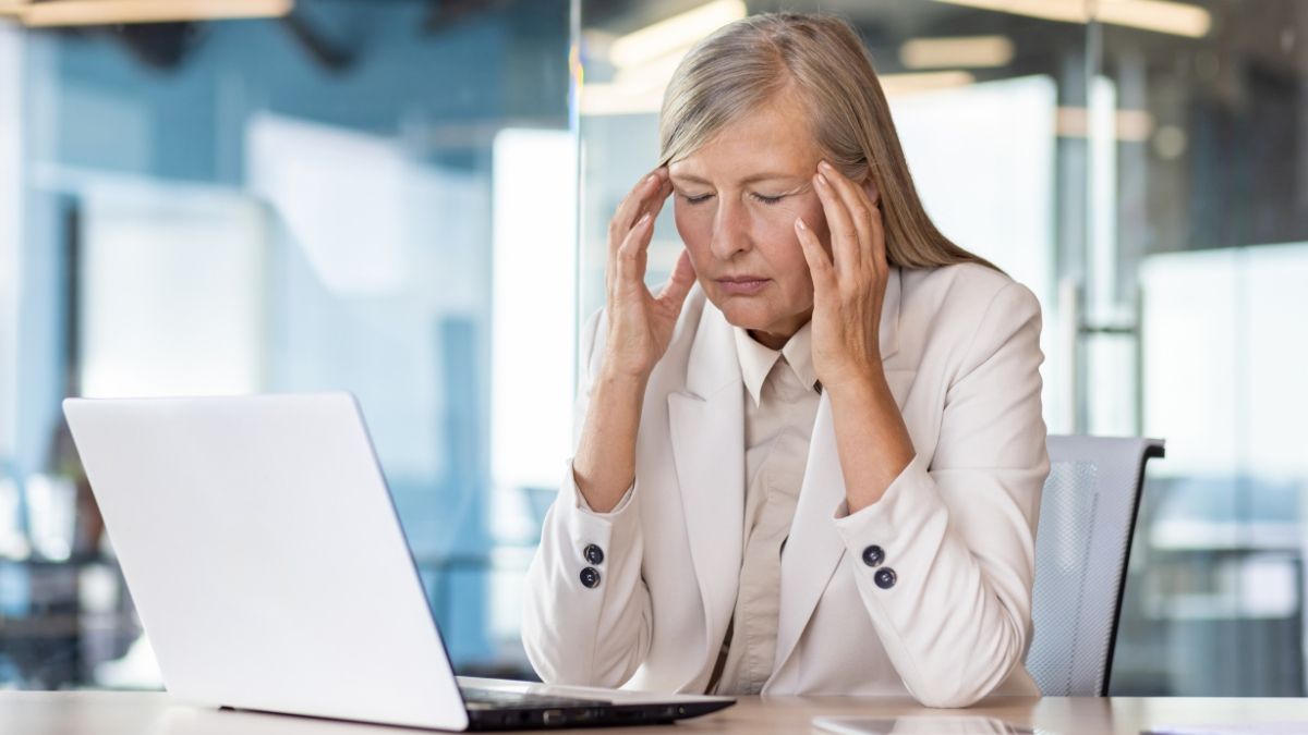 Una mujer mayor se lleva las manos a la cabeza