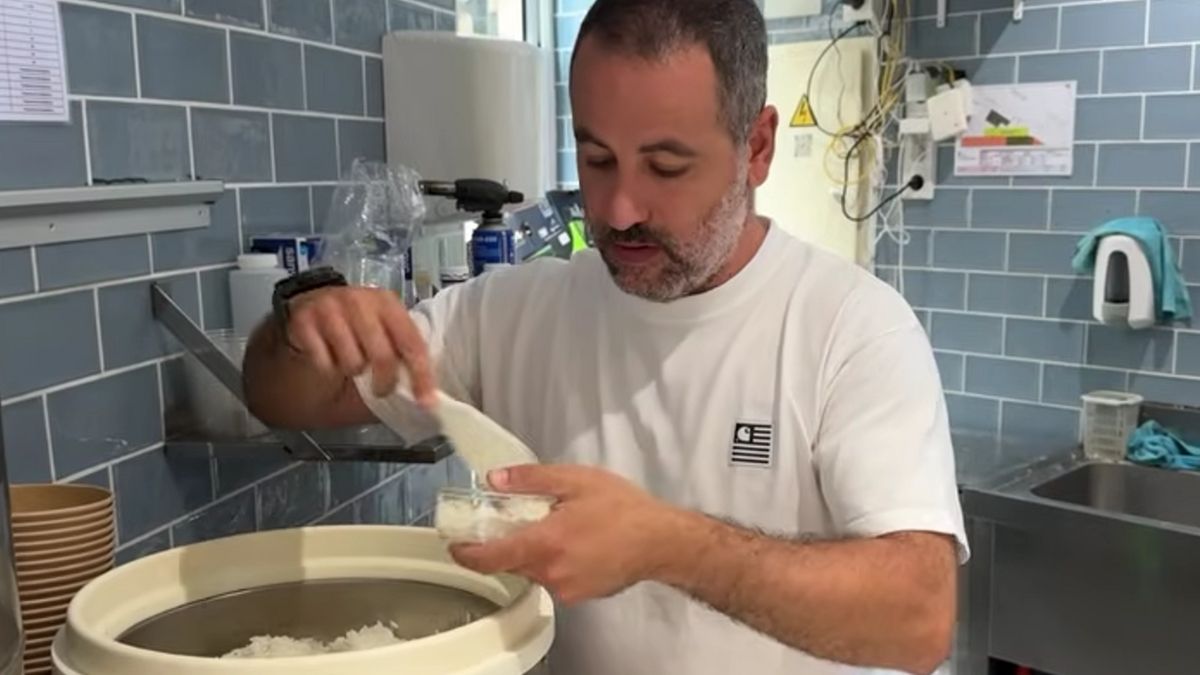 Rubén prepara arroz en el pokebar