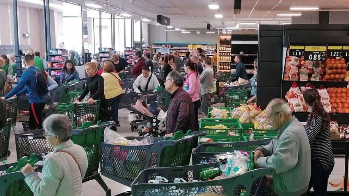 Personas haciendo la compra 