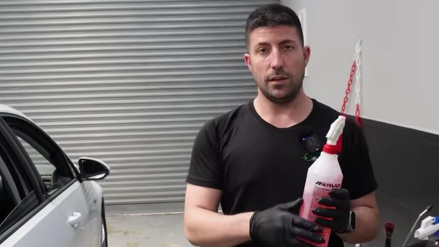 Manuel, dueño de un negocio de lavado de coches, sin rodeos: “Limpiando 5 coches al día facturo 15.000 euros mensuales”