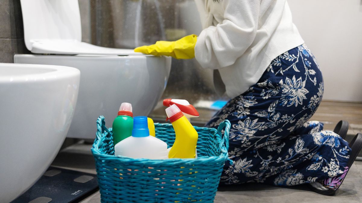 Empleada del hogar trabajando