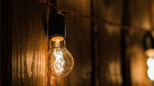 Precio de la luz domingo, 2 de noviembre de 2025 por horas: cuándo es más barata y más cara en el día en el mercado mayorista